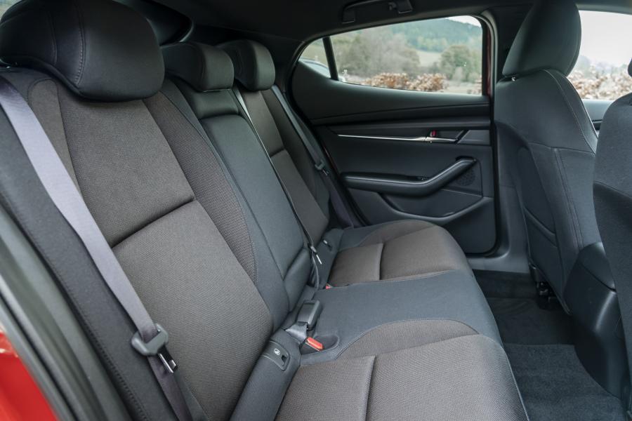 Интерьер Mazda3 Skyactiv-G Sport Lux Hatchback 2019 года  (UK) (фото 78 из 91)